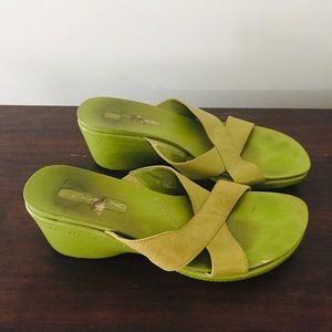 Bandolino size 8m green wedge sandals